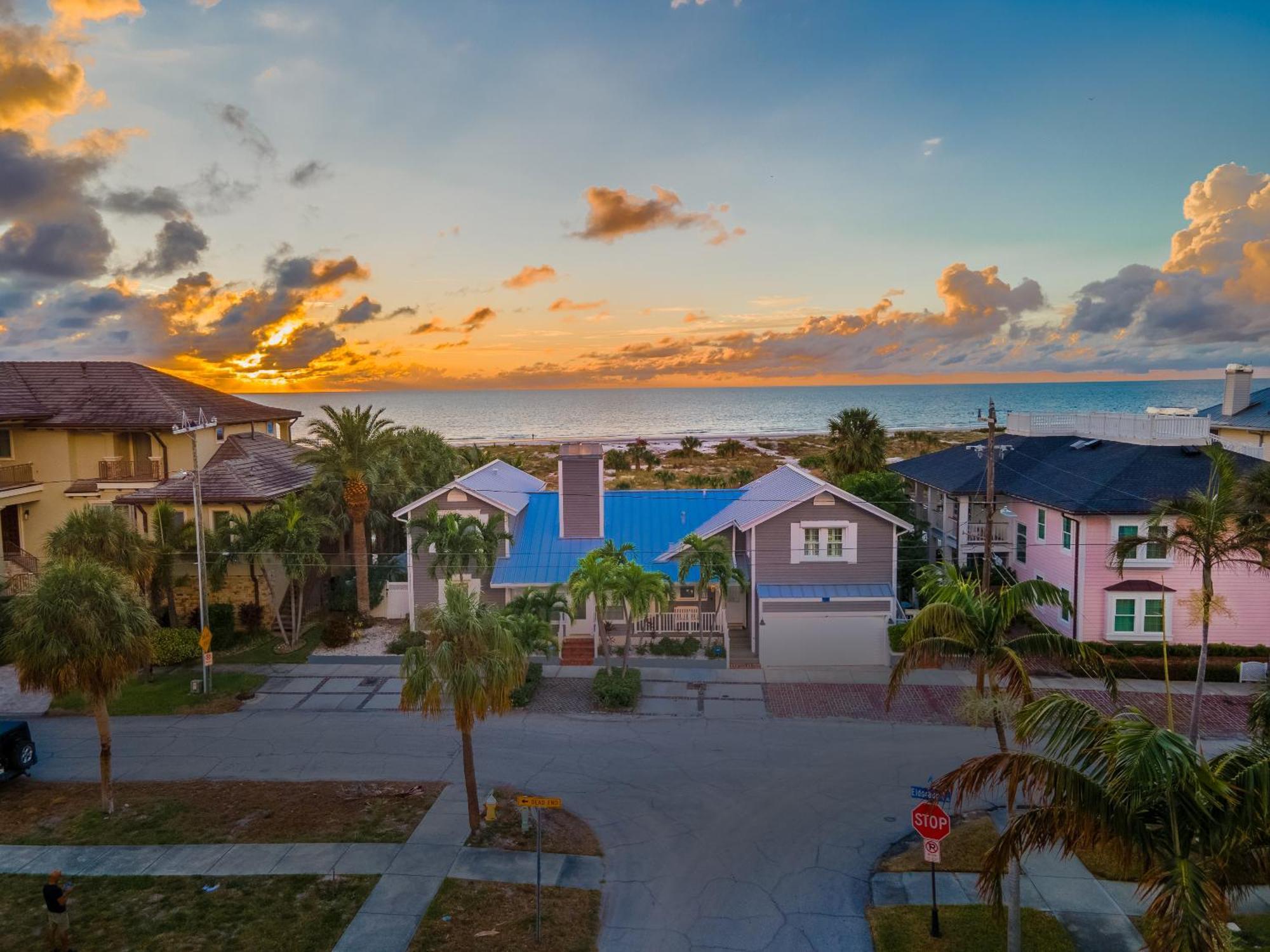Sunset Breeze - Beachfront Pool Home - Monthly Rental Clearwater Beach Exterior photo
