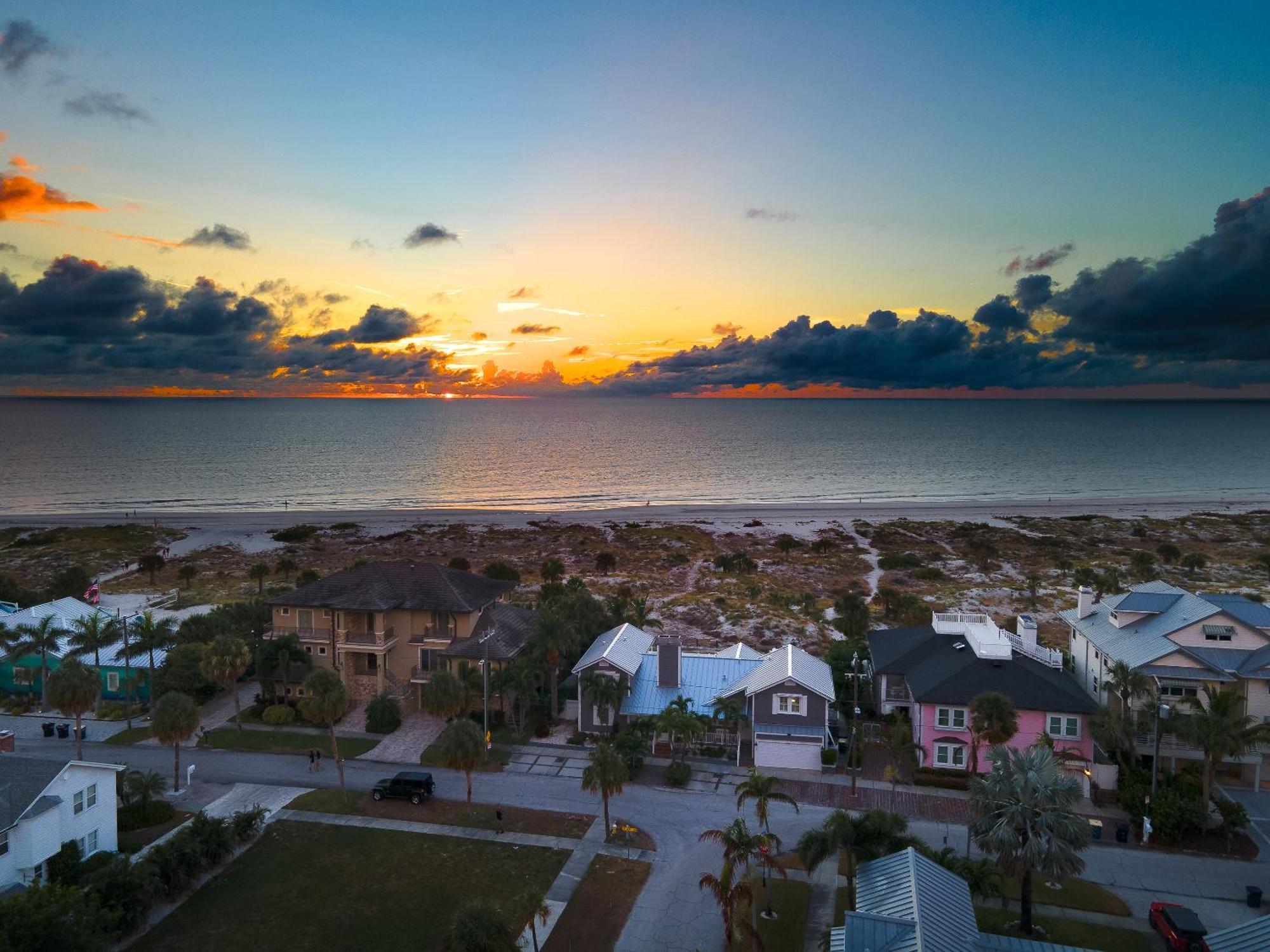 Sunset Breeze - Beachfront Pool Home - Monthly Rental Clearwater Beach Exterior photo